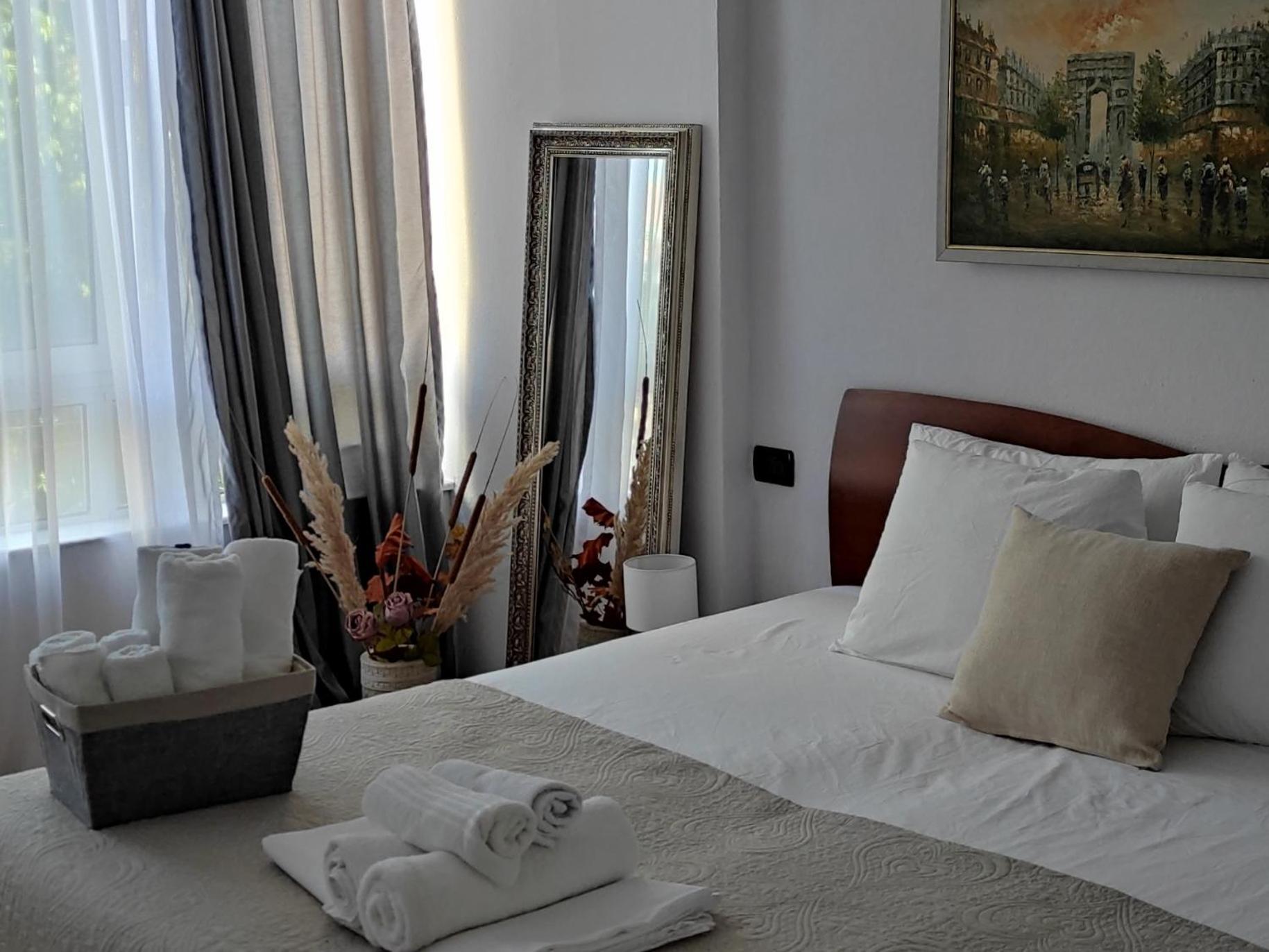 Center Rustic Retreat Apartment